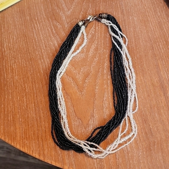 Jewelry - beaded black and white necklace
